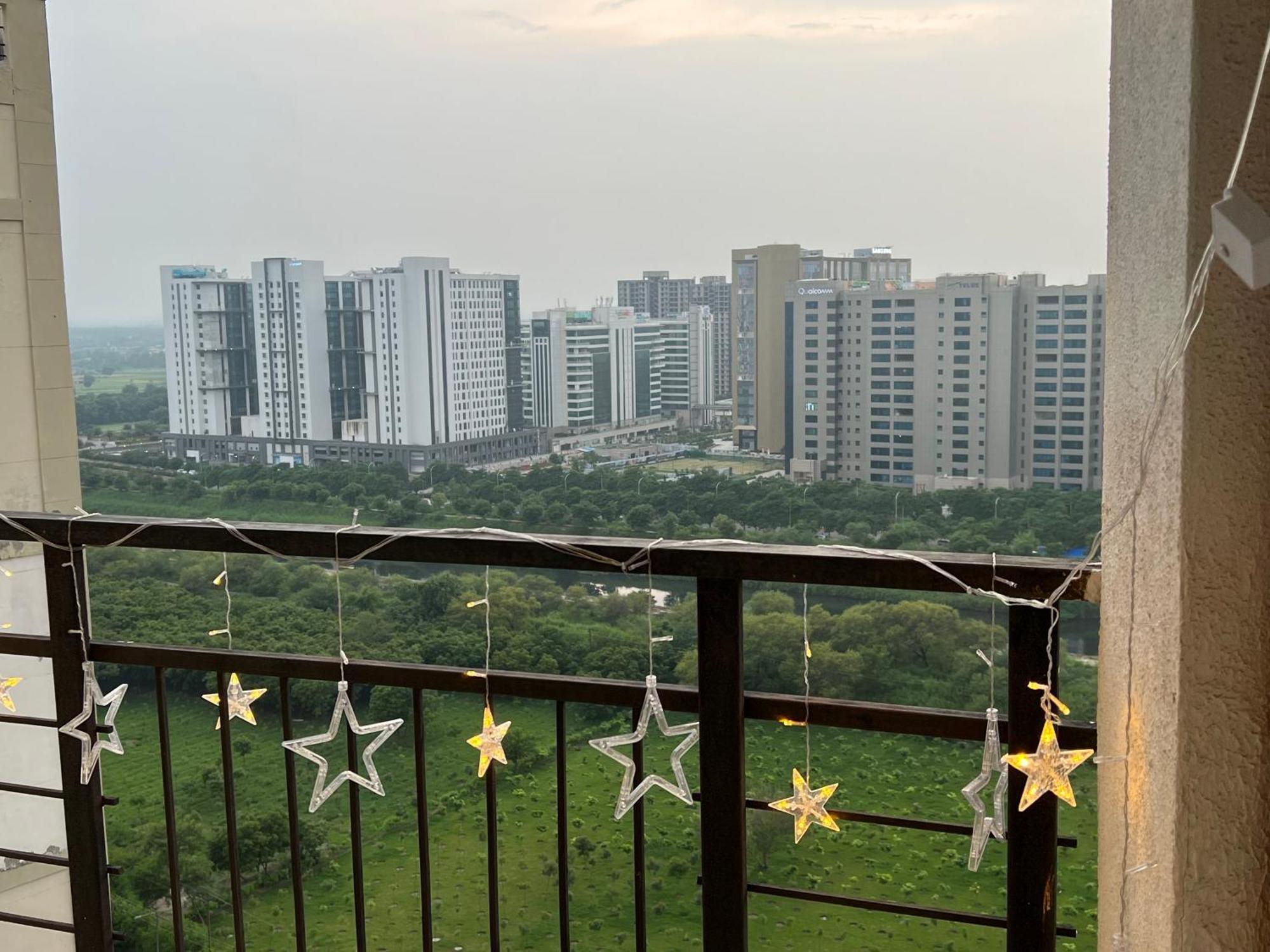 Apartment Netflix & Chill By Buddieshome Noida